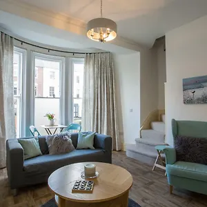 Stylish Close To Quays & Docks Apartment